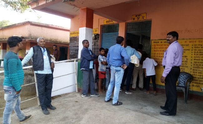 गुमला के तिर्रा कलस्टर संख्या-5 में ठहरने और सोने की व्यवस्था नहीं, मतदानकर्मियों ने किया हंगामा