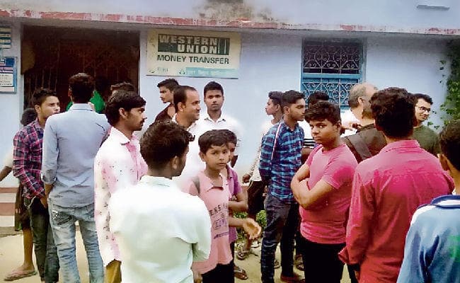 वैशाली में ग्रामीण बैंक से दो लाख रुपये की लूट
