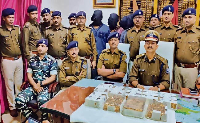 बेगूसराय : लूट का 14.7 किलो सोना बरामद हथियार के साथ तीन गिरफ्तार
