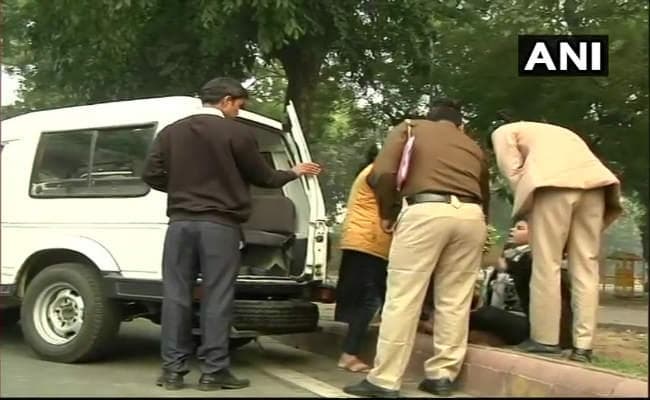हैदराबाद गैंगरेप-मर्डरः संसद के सामने धरने पर बैठी छात्रा, भावुक हो कर बोली- ‘मैं भी जलूंगी लेकिन लडूंगी’
