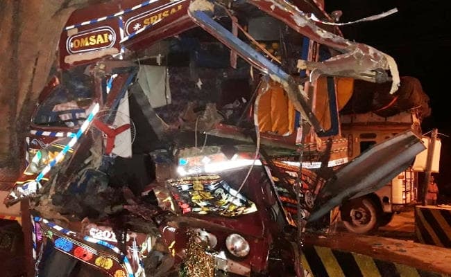 रांची में आंध्रप्रदेश का ट्रक दुर्घटनाग्रस्त, चालक व उपचालक के पैर कटे