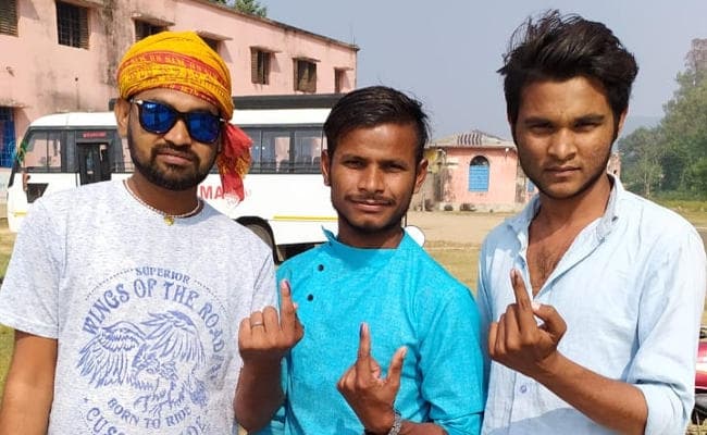 झारखंड में मतदाताओं का उत्साह चरम पर, 1 बजे तक 46.83 फीसदी मतदान झारखंड में मतदाताओं का उत्साह चरम पर, 1 बजे तक 46.83 फीसदी मतदान