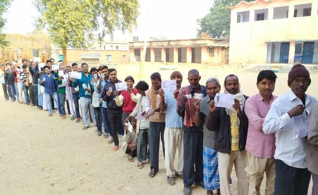 भवनाथपुर विस क्षेत्र : मतदानकर्मियों की लापरवाही से कई जगह विलंब से शुरू हुआ मतदान