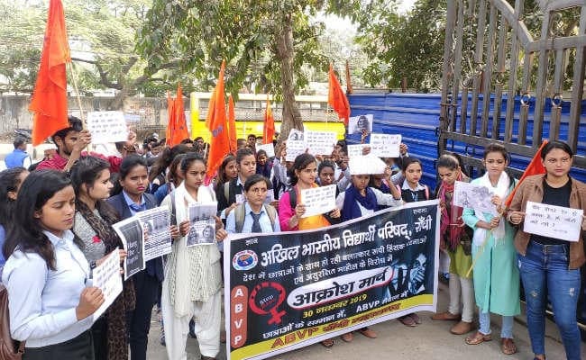 रांची : समाज में बढ़ती रेप की घटनाओं के खिलाफ विद्यार्थी परिषद ने किया प्रदर्शन