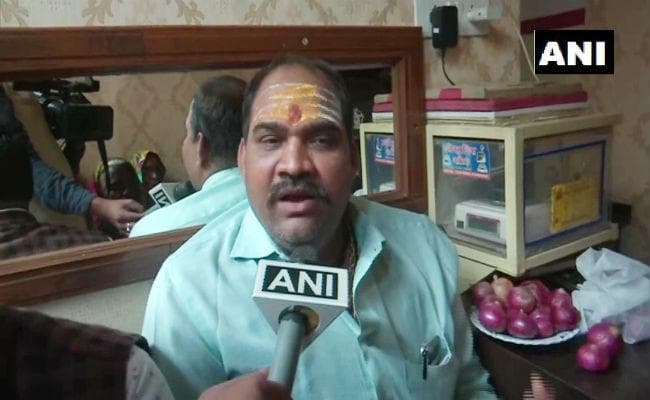 बनारस में Aadhaar Card या चांदी के गहने को गिरवी रख कर्ज पर प्याज दे रहे हैं सपा कार्यकर्ता