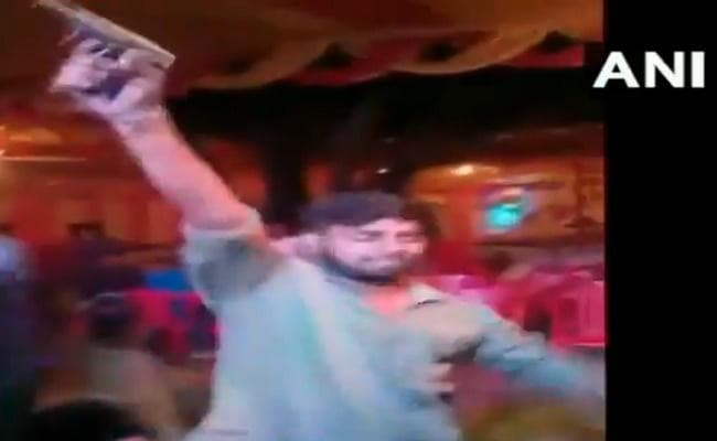 बिहार में खुलेआम ''तमंचे पे डिस्को''... Video Viral होने पर हरकत में आयी पुलिस