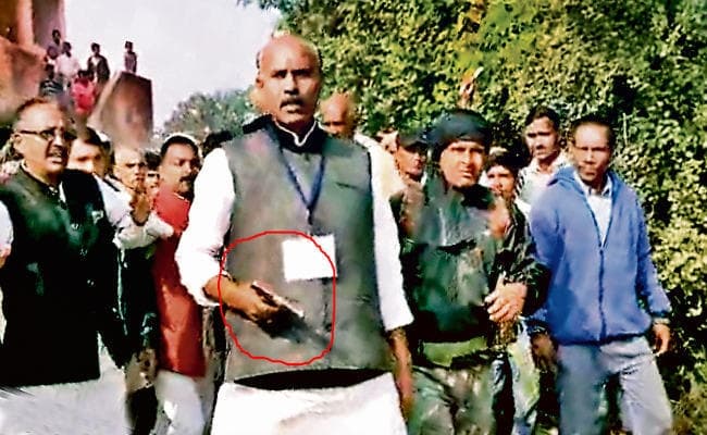 गुमला में नक्सलियों ने विस्फोट किया, पलामू में कांग्रेस प्रत्याशी ने निकाला रिवाल्वर, हुसैनाबाद में आजसू और एनसीपी में भिड़ंत