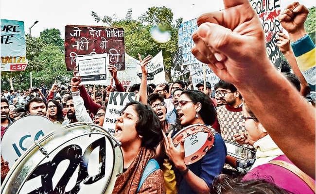 क्यों दुनियाभर में आंदोलनरत हैं छात्र, जानें