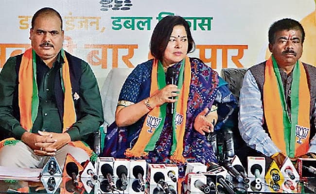 झारखंड विस चुनाव : भाजपा प्रवक्ता मीनाक्षी लेखी ने कांग्रेस-जेएमएम पर साधा निशाना, कहा- बंदूक लहराना ही कांग्रेस की संस्कृति