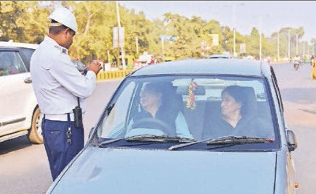 वाहन चेकिंग : प्लीज सर! हमें छोड़ दीजिए पैसे नहीं हैं, परीक्षा देनी है