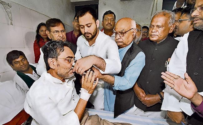 पटना : पांचवें दिन महागठबंधन व वाम नेताओं ने तुड़वाया उपेंद्र कुशवाहा का अनशन