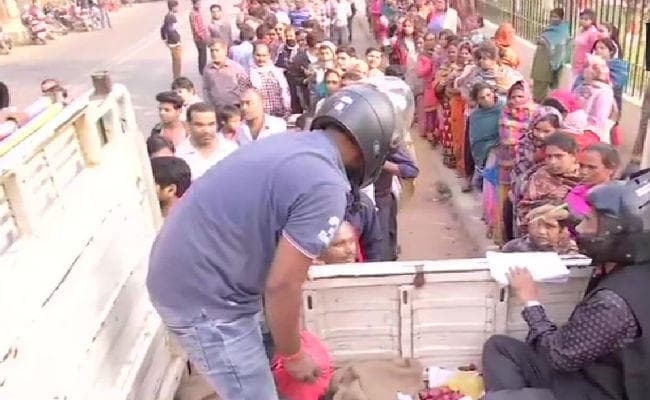 पटना : हंगामे के डर से जब हेलमेट पहन कर बेचा प्याज