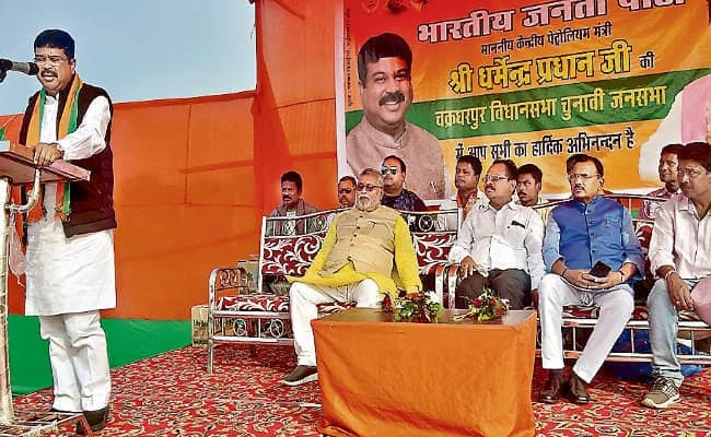 चक्रधरपुर: लक्ष्मण गिलुवा के पक्ष में धर्मेंद्र प्रधान ने की चुनाव सभा, कहा- विकास के लिए डबल इंजन की सरकार बनायें