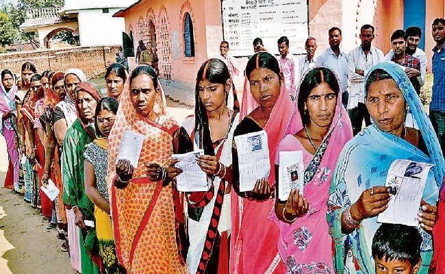 चतरा विधानसभा सीट : 10 किमी पैदल चल  कर पहुंचे कुंदा-कान्हाचट्टी के वोटर