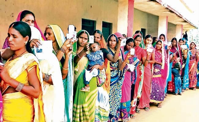 विश्रामपुर विधानसभा क्षेत्र : कहीं लोगों ने किया विरोध कहीं लगी रही वोटरों की लंबी कतार