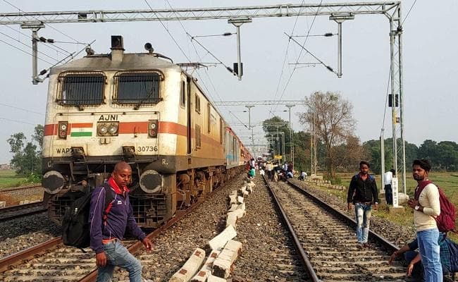 लखीसराय : मालगाड़ी के पावर में तकनीकी खराबी के कारण ढाई घंटे तक प्रभावित रहा ट्रेनों का परिचालन