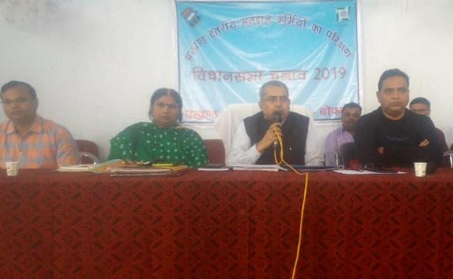 गोमिया विस क्षेत्र : अपर समाहर्ता का निर्देश, हर एक मतदाता तक पहुंचे मतदान पर्ची