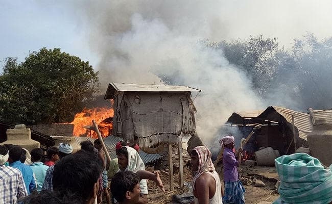 साहिबगंज : अगलगी में 25 घर जलकर राख, सैकड़ों परिवार सड़क पर, 15 लाख की क्षति का अनुमान