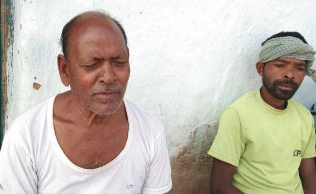 पुलवामा में शहीद विजय सोरेंग के पिता ने कहा : नक्सलवाद के खिलाफ करेंगे वोट, मेरे लिए जान नहीं, देश है प्यारा