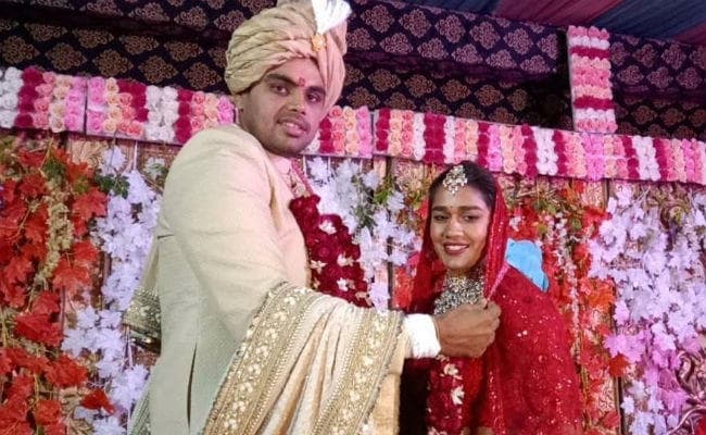 आठ फेरे लेकर पहलवान विवेक संग शादी के बंधन में बंधीं बबीता फोगाट