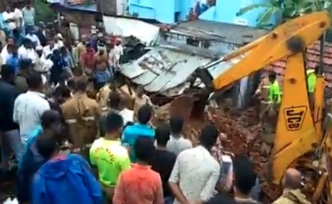 तमिलनाडु: भारी बारिश की वजह से ढही दीवार, 4 महिलाओं समेत 15 लोगों की दबकर मौत