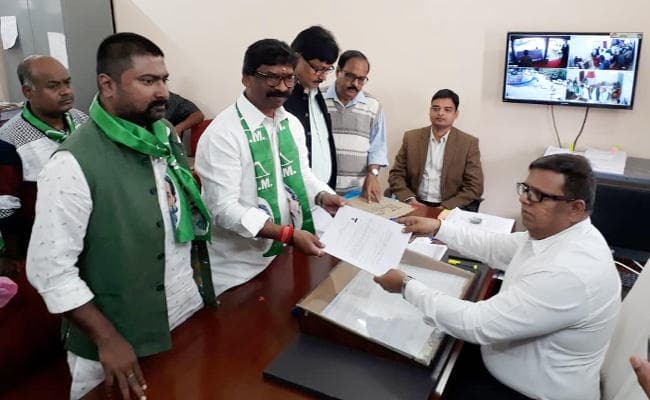 Jharkhand Election 2019 : हेमंत सोरेन ने बरहेट विधानसभा से दो सेट में नामांकन दाखिल किया