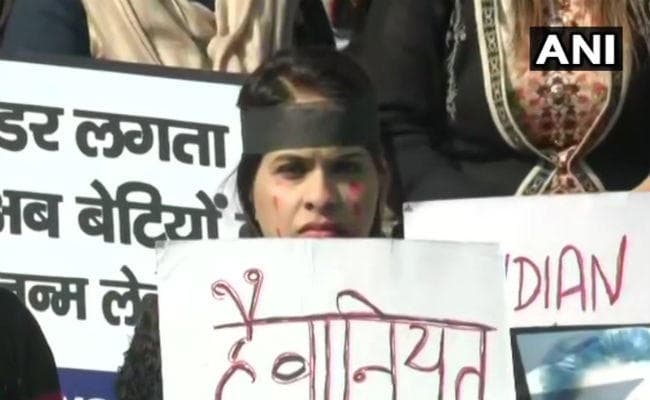 महिला सुरक्षा: दुष्कर्म की बढ़ती घटनाओं पर देश भर में गुस्सा, छात्रों ने निकाला विरोध मार्च