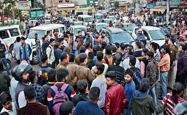 गैंगरेप का विरोध : महिलाओं का हल्ला बोल, आरोपियों को फांसी दो