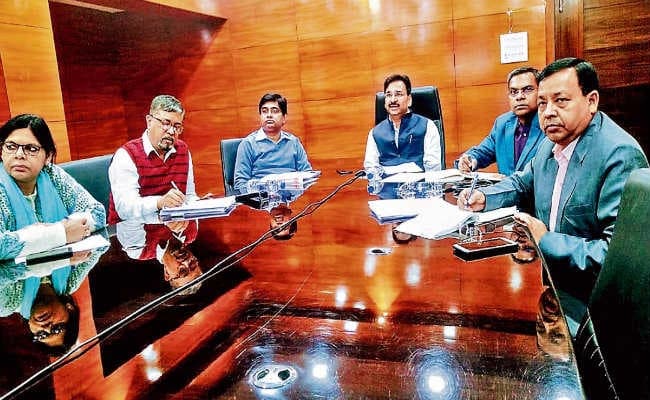 री-लोकेट बूथों तक वोटरों को पहुंचाने के लिए मुफ्त सवारी