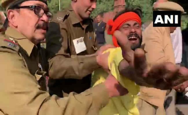 रक्षा मंत्री राजनाथ सिंह के काफिले के सामने आया शख्स, कहा- पीएम मोदी से मिलना है