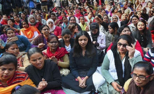 भूख हड़ताल पर बैठीं स्वाति मालीवाल को पुलिस ने जंतर-मंतर परिसर खाली करने को कहा