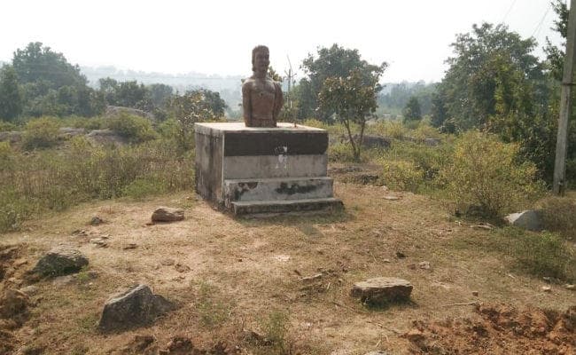 ''लोकतंत्र खातिर तेलंगा शहीद होलक, अब ई नेता मन उकर वंशज के चादर-धोती देवेना, इकर से का पेट भरी''