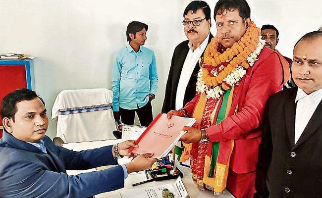 पांचवां चरण : संताल परगना की 16 सीटों पर 289 नामांकन, रणधीर की संपत्ति चार, तो पत्नी की आठ गुना बढ़ी