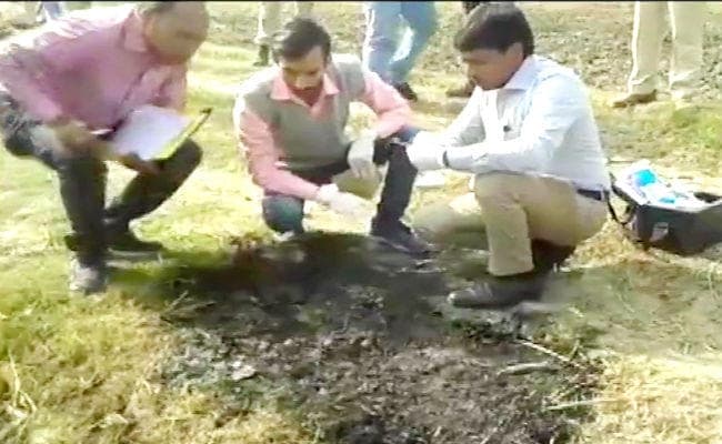 बक्सर में महिला की हत्या कर जलाने के मामले में फॉरेन्सिक टीम ने की घटनास्थल की जांच, डीआई बोले...