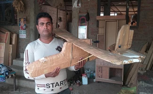 ड्रोन कैमरा से प्रेरणा लेकर आठवीं पास युवक हवाई जहाज बनाने में जुटा