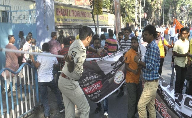 हिंदू जागरण मंच के कार्यकर्ताओं पर लाठीचार्ज, विजयवर्गीय ने पूछा, क्या हिंदुओं को रहने का अधिकार नहीं