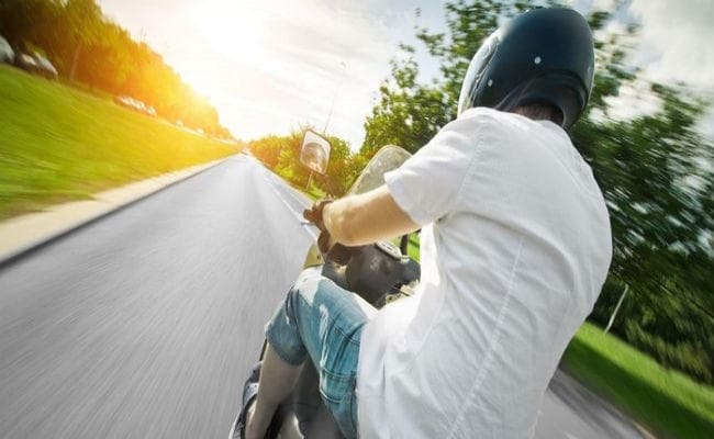 सड़क हादसे में जवान बेटे की मौत के बाद पिता ने 13वीं पर बांटे 51 हेलमेट, कही दिल छू लेनेवाली बात