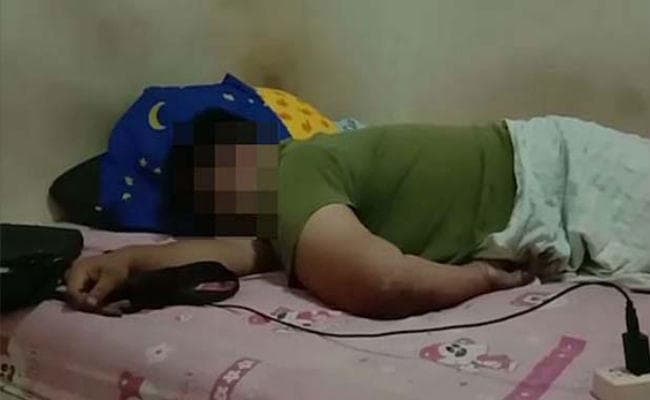 चार्जिंग में लगे फोन पर खेल रहा था गेम, करंट लगने से मौत