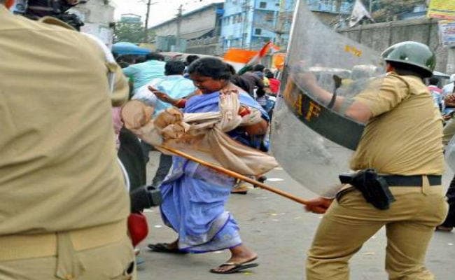 हिंदमोटर कारखाने में पुलिस ने महिलाओं पर बरसायीं लाठियां