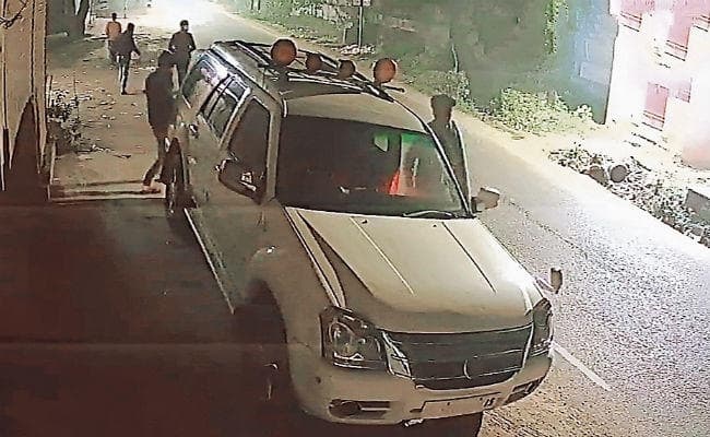 हाजीपुर में 16.63 लाख समेत एटीएम उखाड़ ले भागे अपराधी, सीसीटीवी कैमरे का हार्डडिस्क भी साथ ले गये