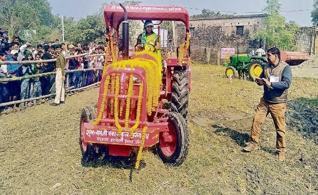 पूर्वी चंपारण : ...जब सीएम नीतीश कुमार के सामने ट्रैक्टर लेकर खेत में उतर गयीं जीविका दीदी