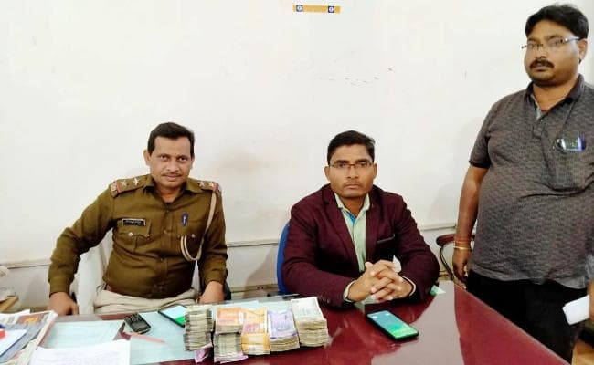 झारखंड में चुनाव से पहले रुपये का खेल जारी, ऑल्टो कार से 5.20 लाख रुपये जब्त