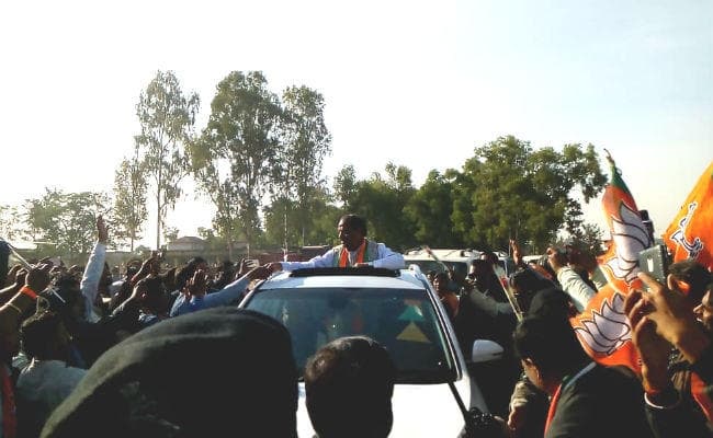 मांडर : भाजपा प्रत्‍याशी देव कुमार धान के पक्ष में CM रघुवर ने किया रोड शो, मांगा वोट