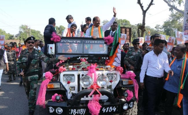 झारखंड विस चुनाव : CM रघुवर का रोड शो, कहा- आपका एक बहुमूल्य वोट तोरपा की किस्मत बदल देगा