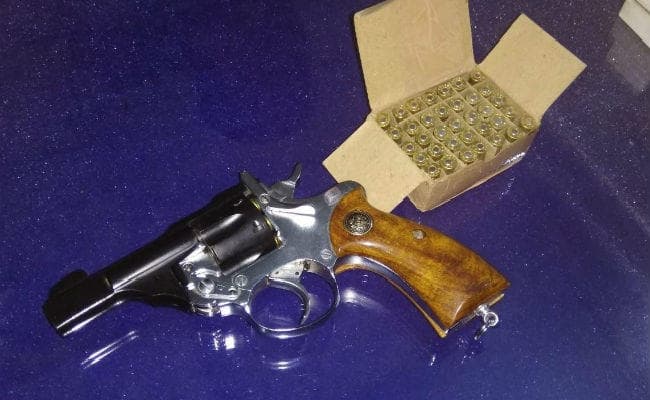 बोकारो : रिवाल्वर के साथ युवक गिरफ्तार, भाई से भी हो रही है पूछताछ