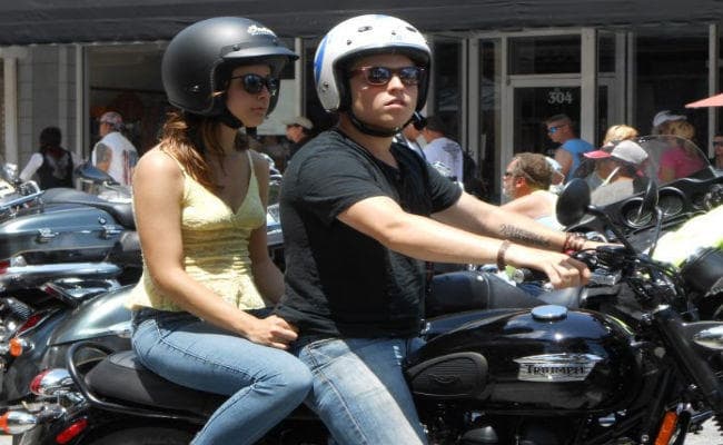 New MV Act: गुजरात सरकार ने शहरों में हेलमेट पहनना वैकल्पिक बनाया