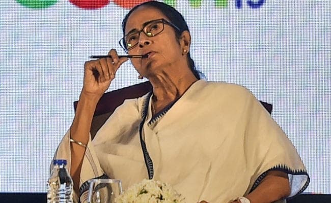खस्ताहाल अर्थव्यवस्था पर ध्यान देने का समय है न कि धार्मिक मुद्दों पर : ममता बनर्जी