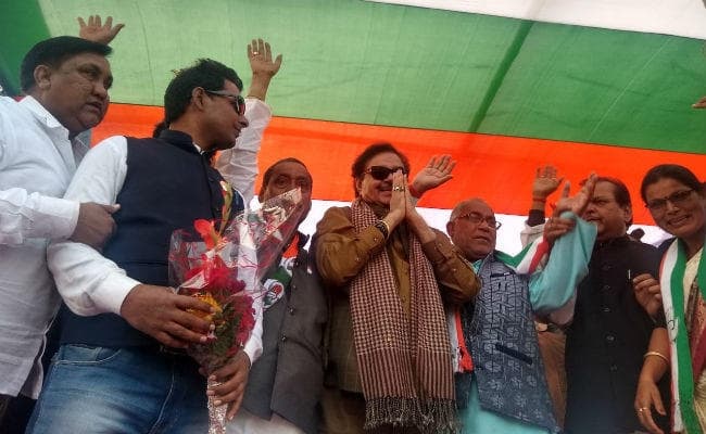 इटखोरी : फिल्म अभिनेता शत्रुघ्न सिन्हा ने की कांग्रेस प्रत्याशी के पक्ष में चुनावी सभा