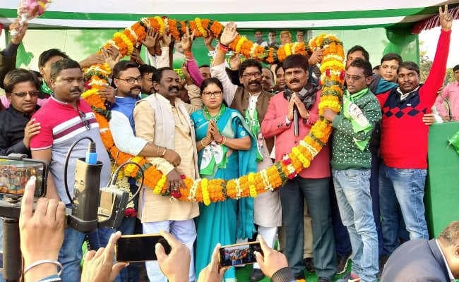 ललपनिया : झामुमो प्रत्याशी बबीता के पक्ष में हेमंत की चुनावी सभा, कहा- पहले चरण की सभी सीटें जीत रही है यूपीए