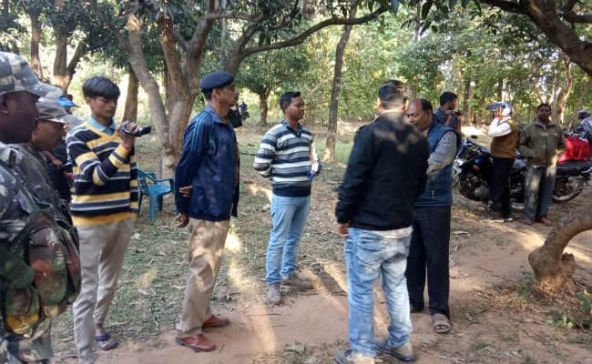 गुमला : चल रहा था चुनावी वनभोज, प्रशासन को देखते ही सभी लगे भागने